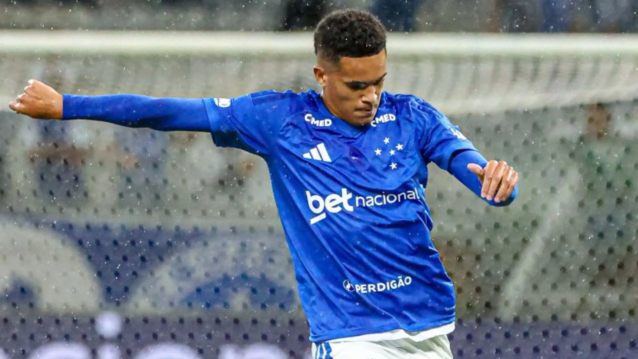 开云体育APP官网-自官宣今夏将转会多特后，17岁普拉特斯未再为克鲁塞罗出场